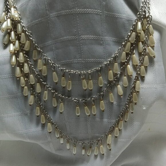 Vintage Faux Pearl Necklace with iridescent cream teardrops beads - Picture 1 of 4